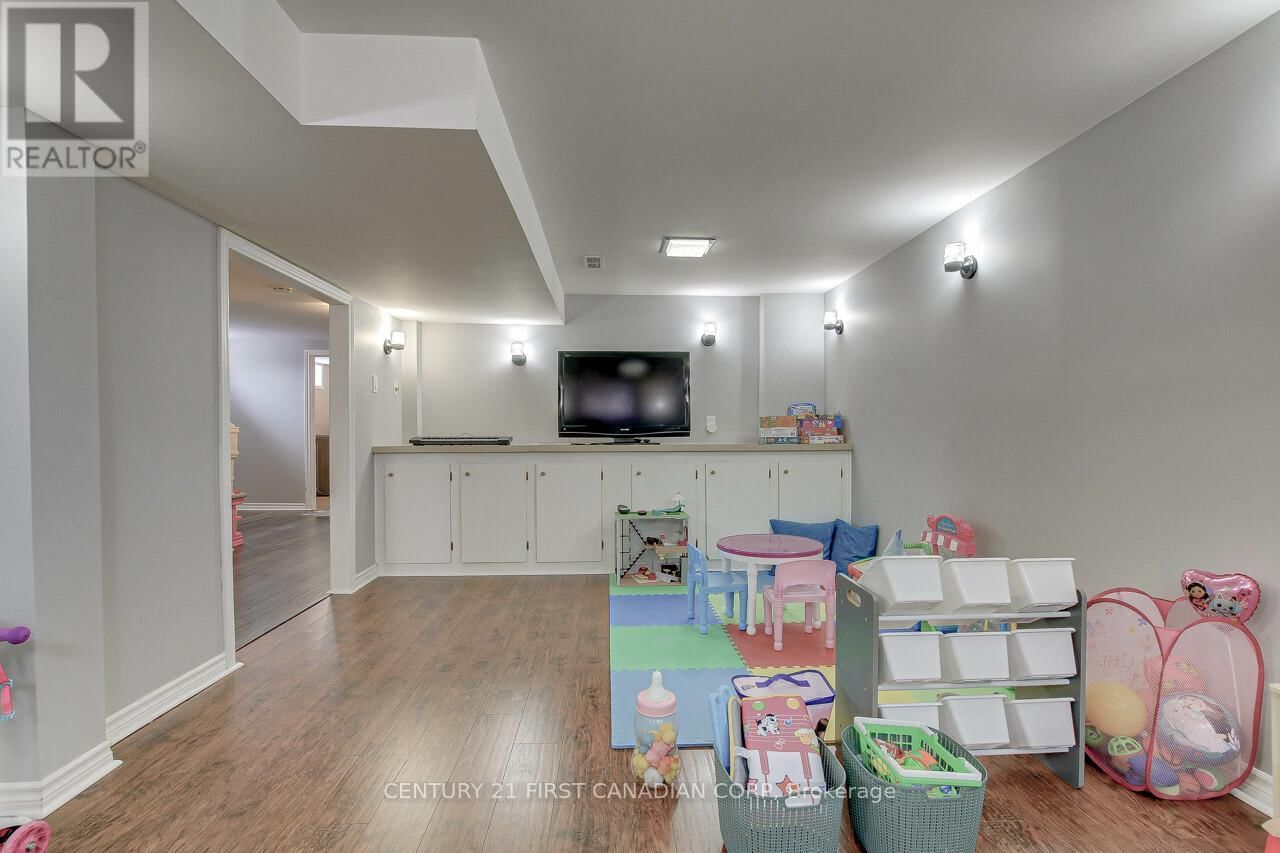 393 CHIPPENDALE CRESCENT Image 29