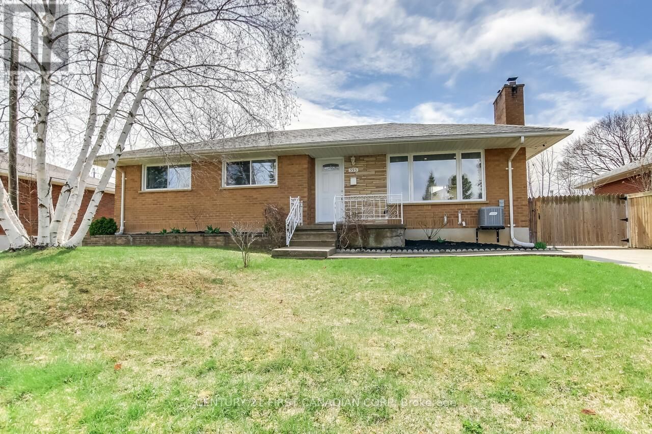 393 CHIPPENDALE CRESCENT Image 3