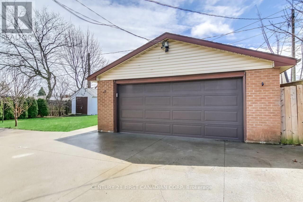 393 CHIPPENDALE CRESCENT Image 30
