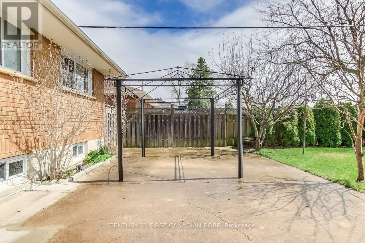 393 CHIPPENDALE CRESCENT Image 32
