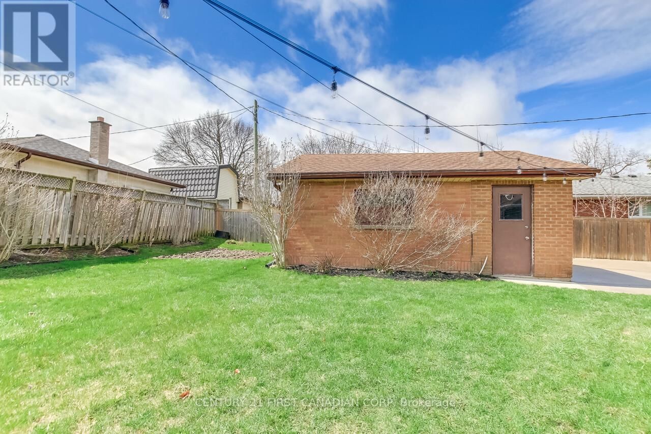 393 CHIPPENDALE CRESCENT Image 33