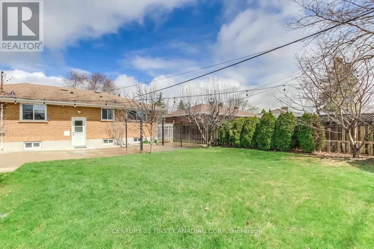 393 CHIPPENDALE CRESCENT Image 34