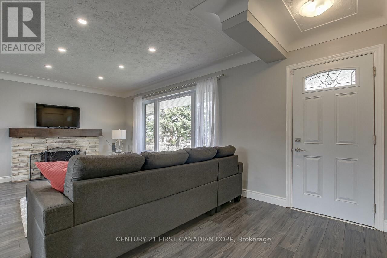 393 CHIPPENDALE CRESCENT Image 4
