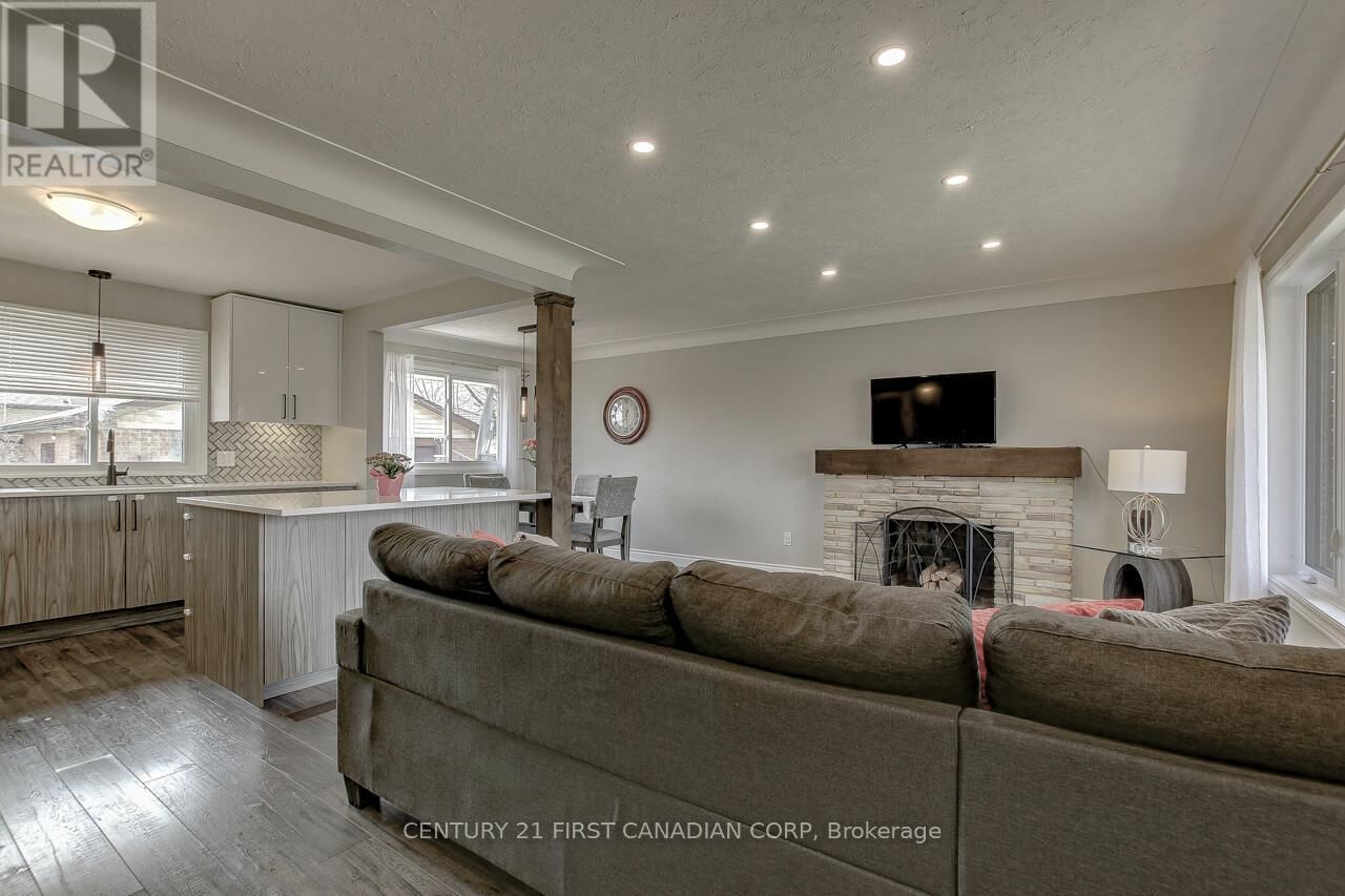 393 CHIPPENDALE CRESCENT Image 5