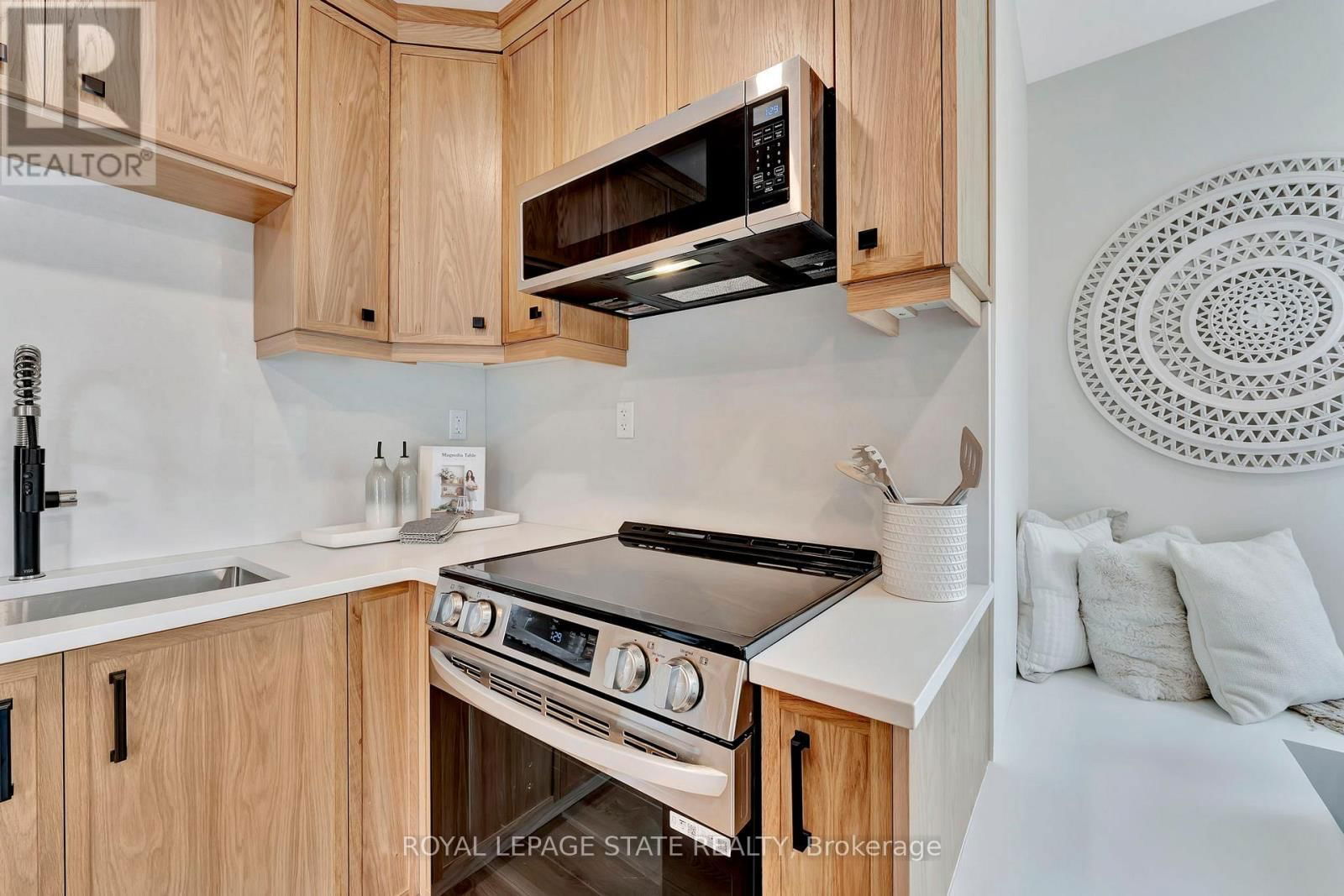 869 GARTH STREET Image 11