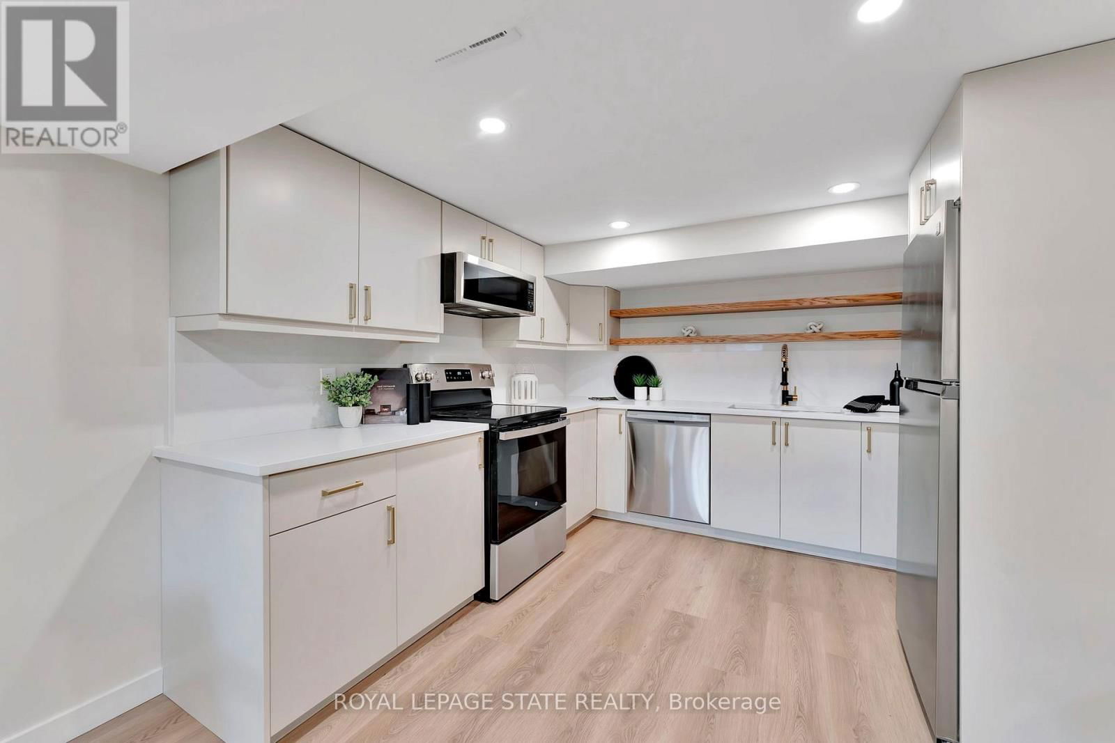 869 GARTH STREET Image 29