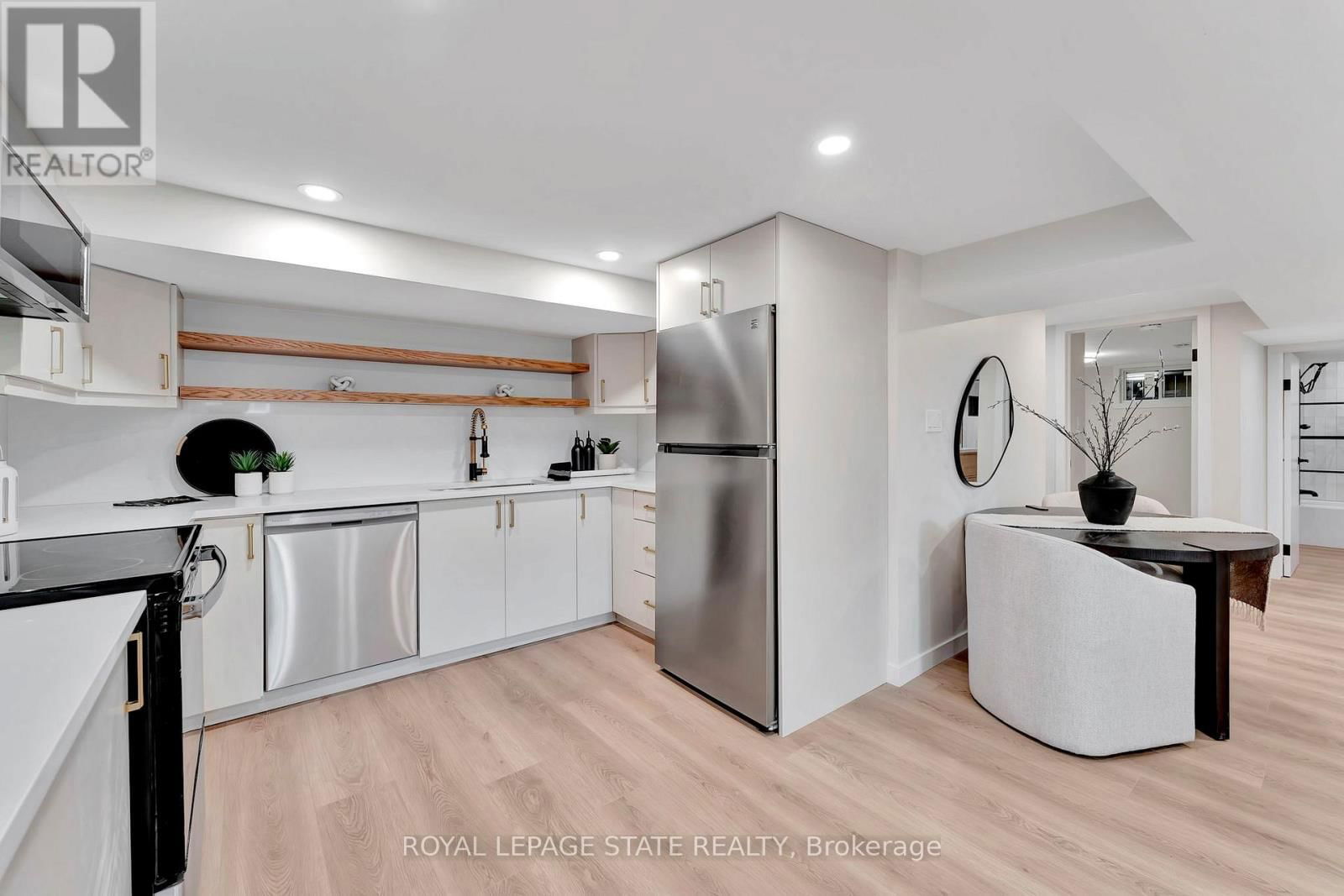 869 GARTH STREET Image 30