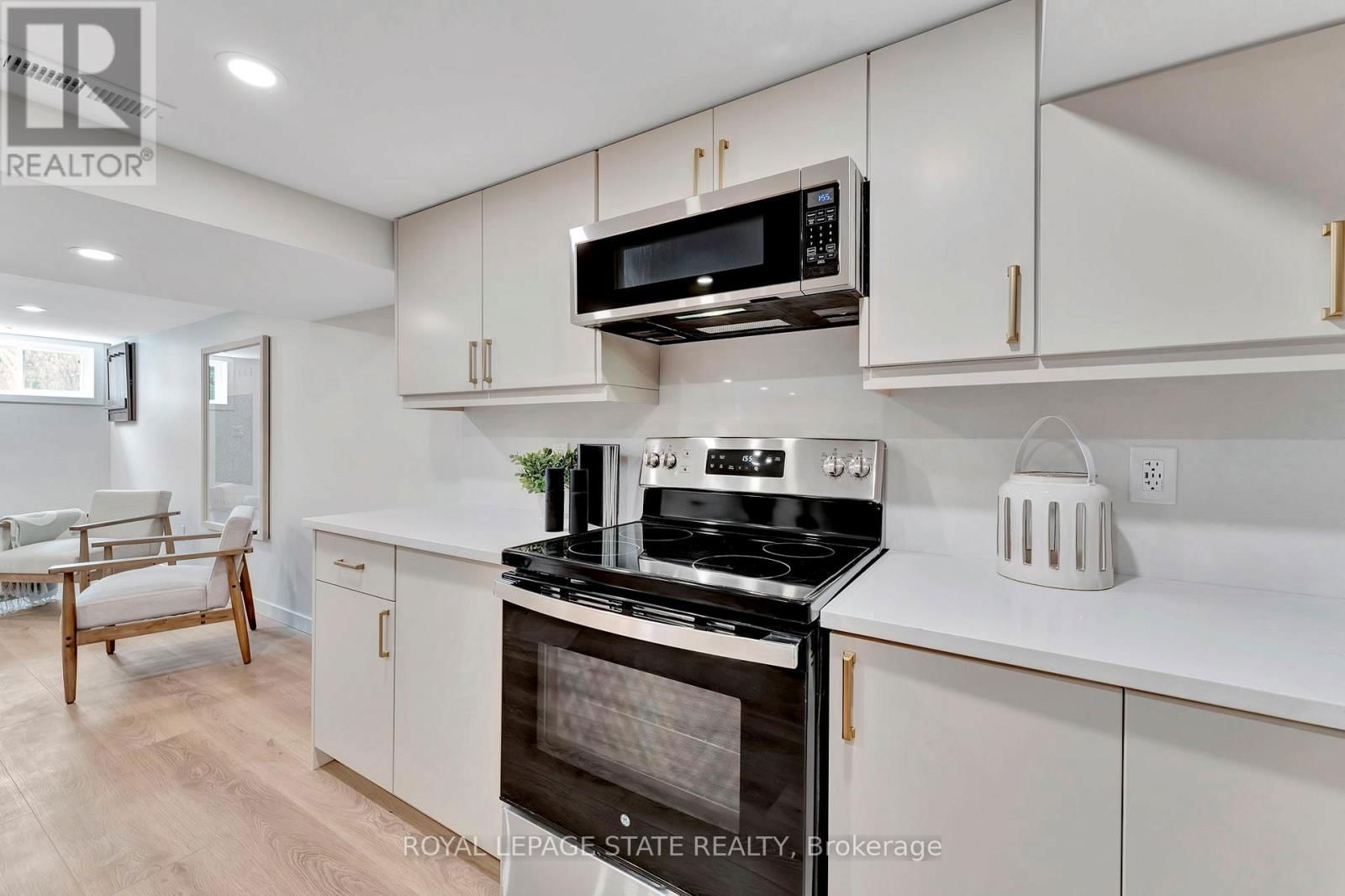 869 GARTH STREET Image 31