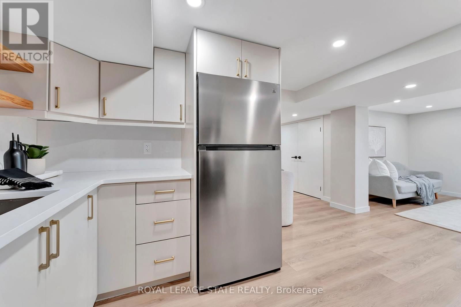 869 GARTH STREET Image 32