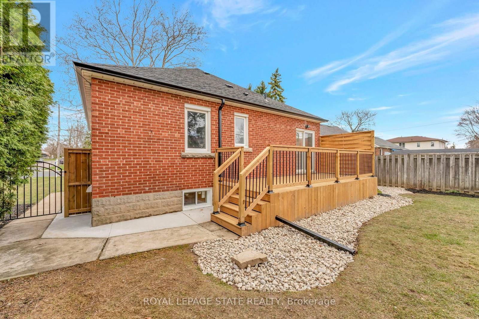 869 GARTH STREET Image 44