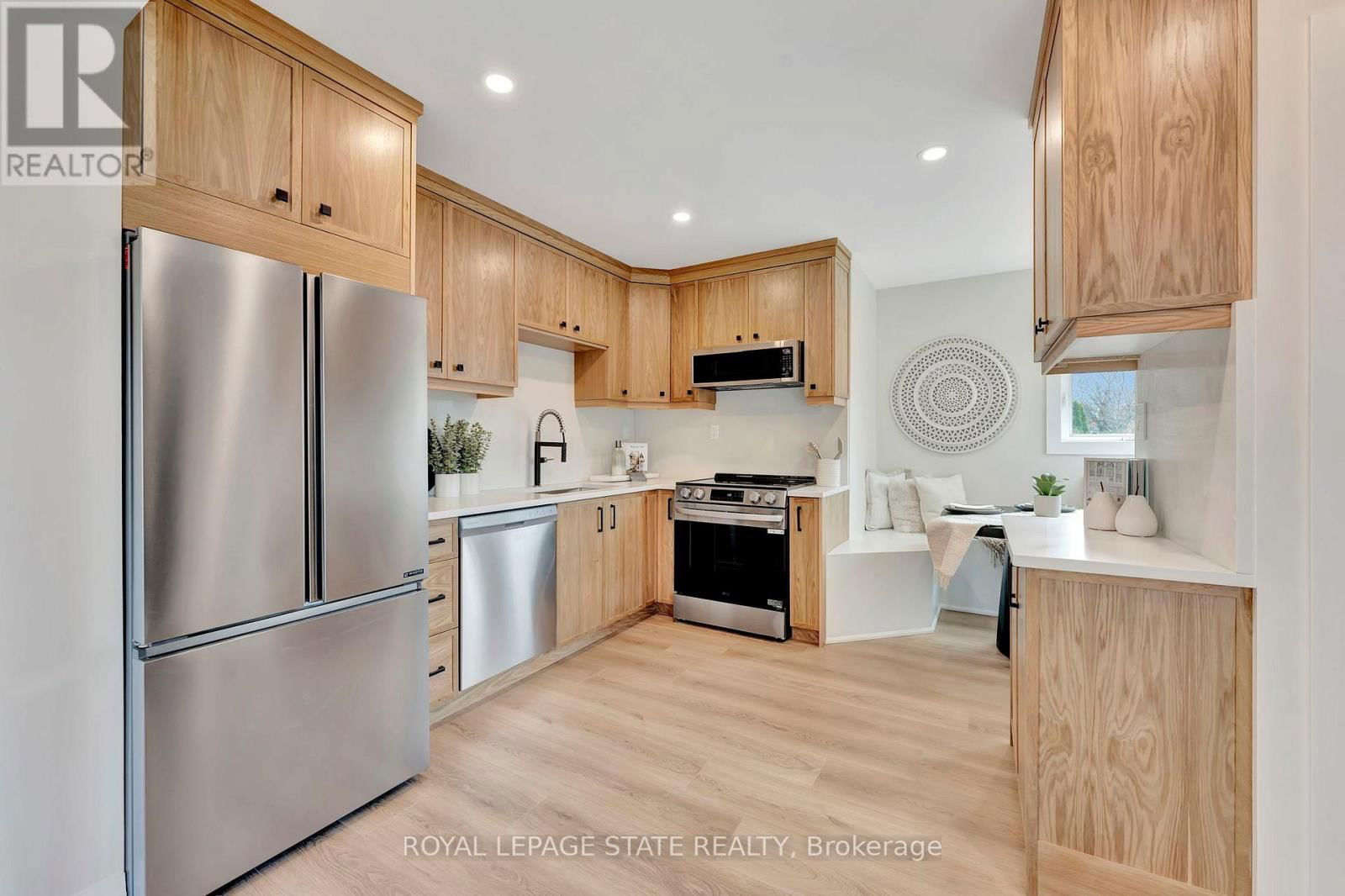 869 GARTH STREET Image 6