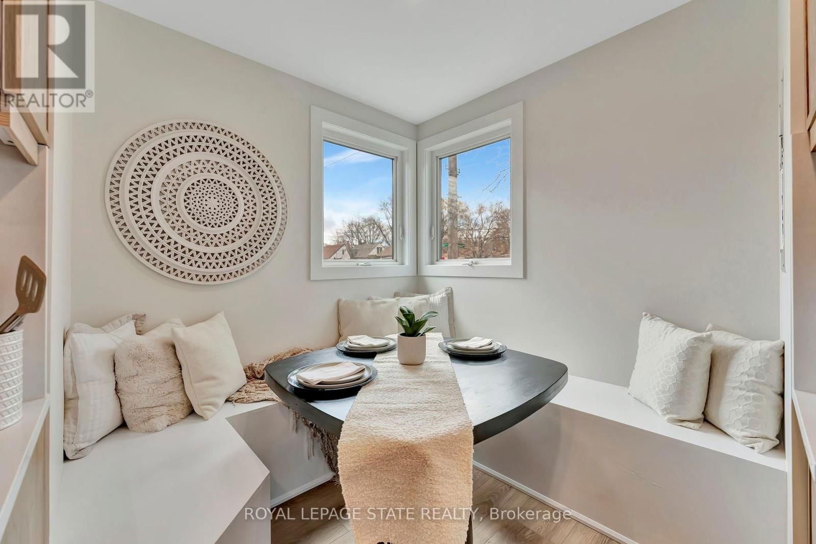 869 GARTH STREET Image 8