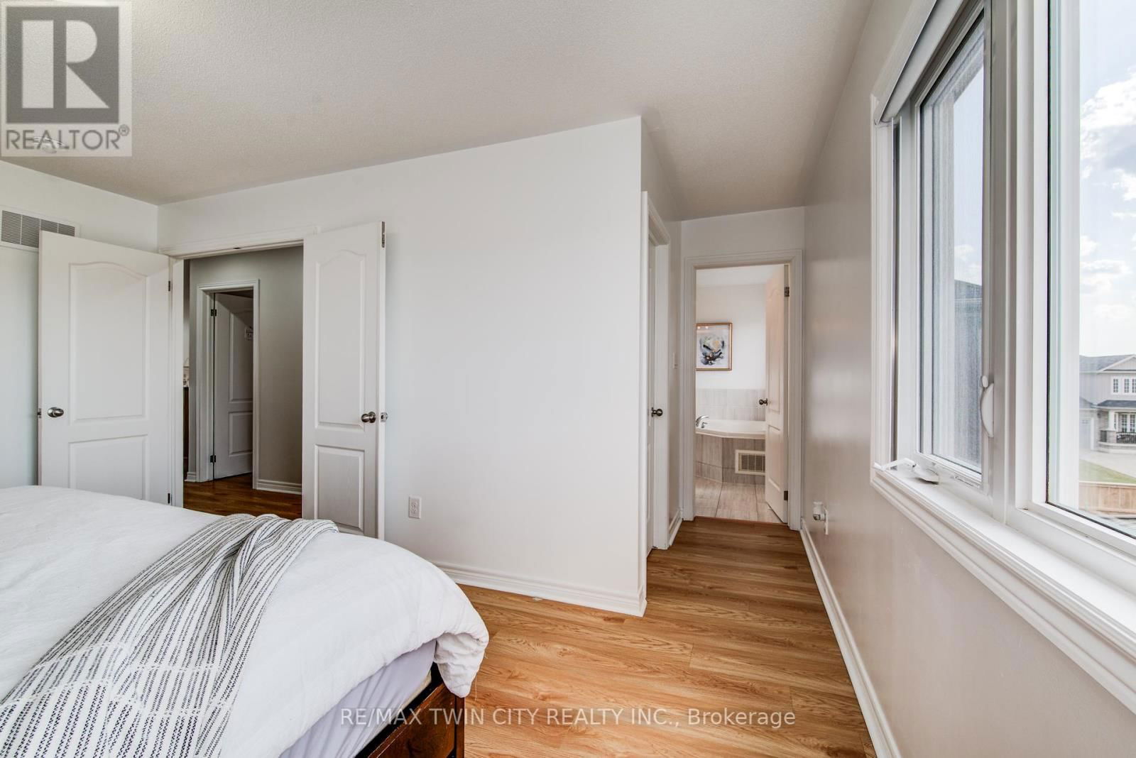 991 HANNAH AVENUE SOUTH Image 32