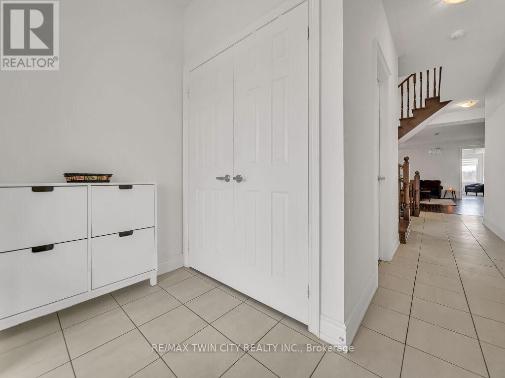 140 BLOOMFIELD CRESCENT Image 3