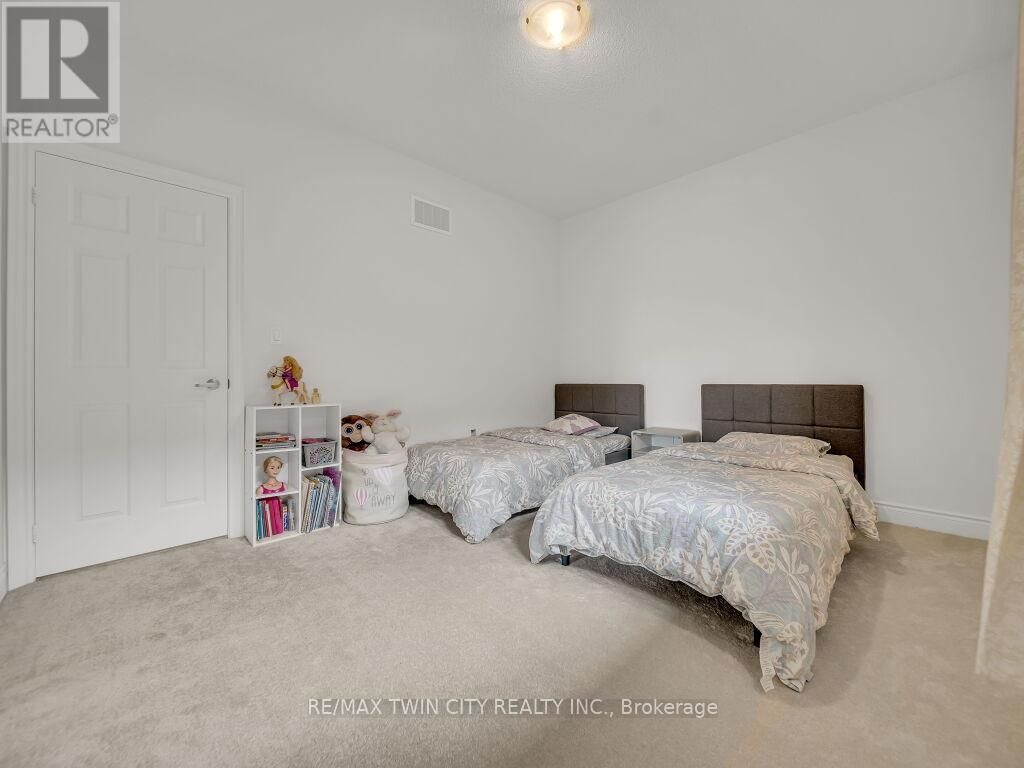 140 BLOOMFIELD CRESCENT Image 30