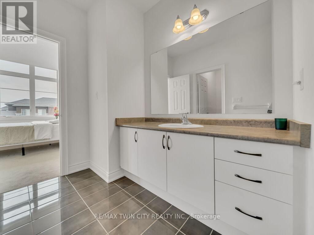 140 BLOOMFIELD CRESCENT Image 31