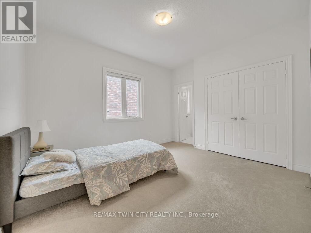140 BLOOMFIELD CRESCENT Image 34