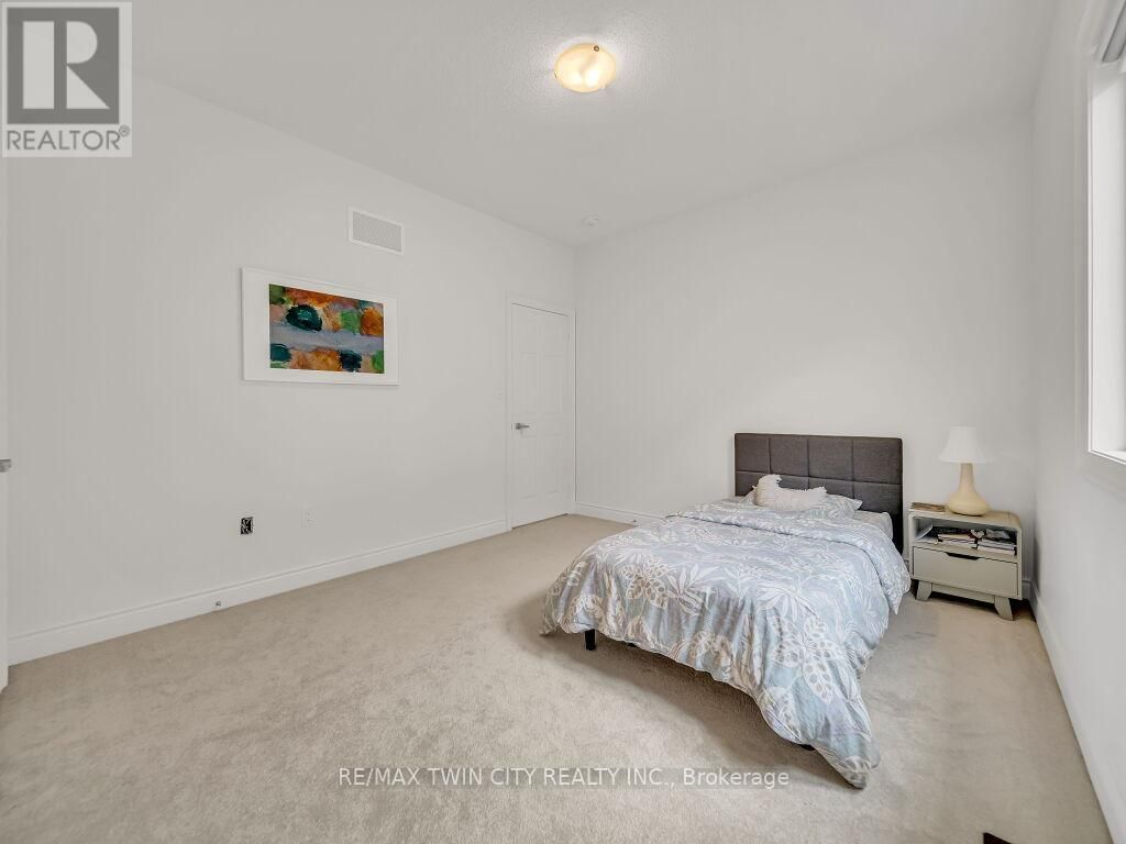140 BLOOMFIELD CRESCENT Image 35