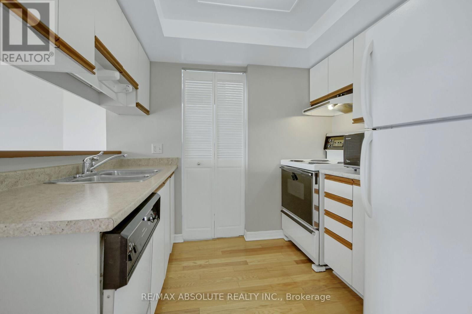 403 - 30 CHARLEVOIX STREET Image 8