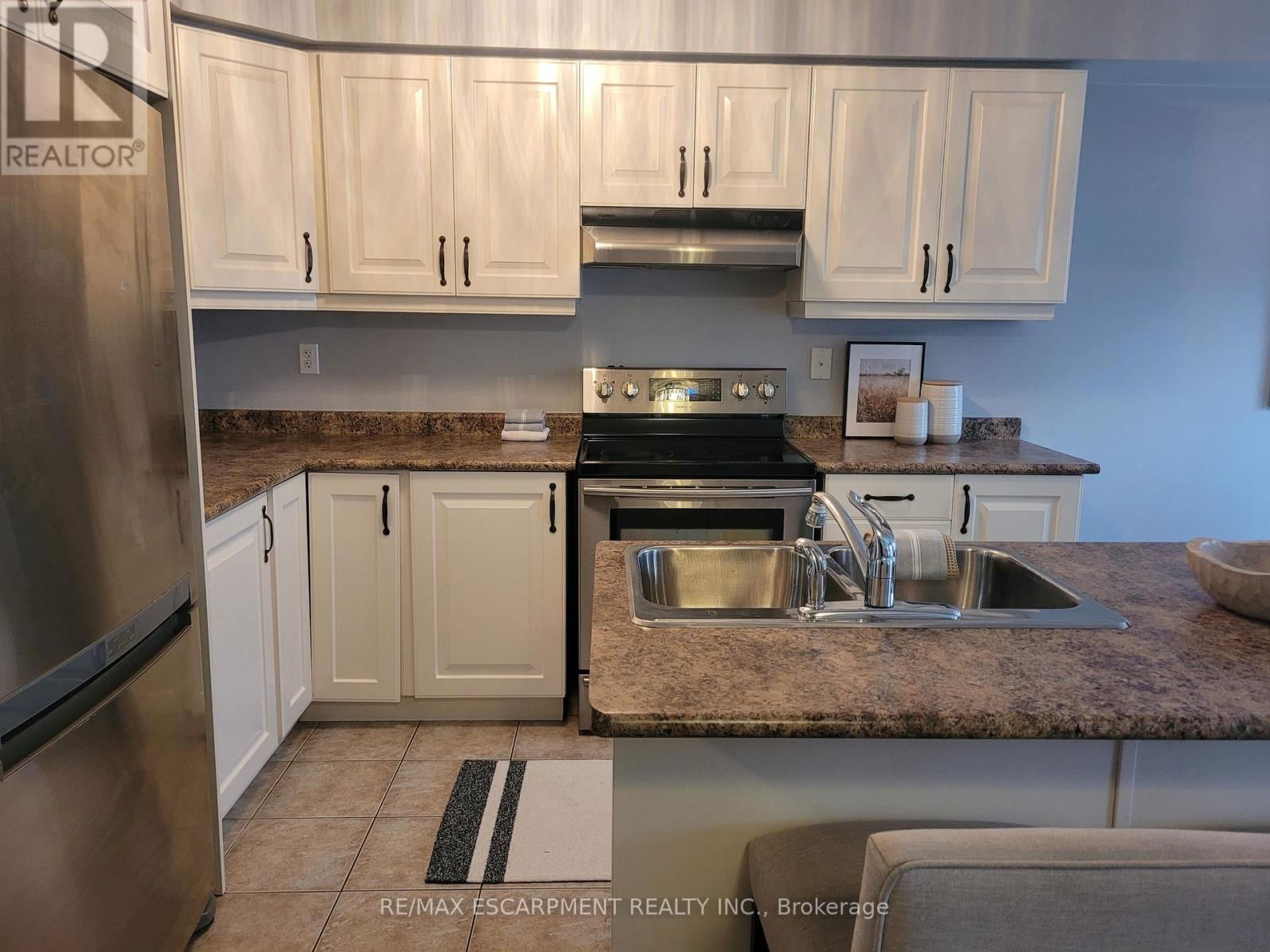 12 LYNCH CRESCENT Image 8