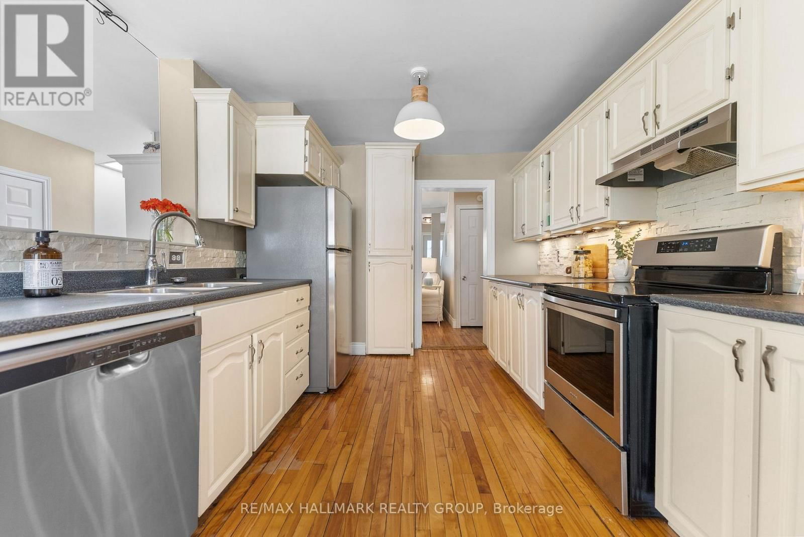 528 LOWER BYRON AVENUE Image 17