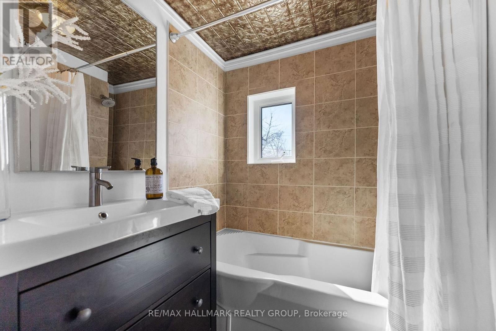 528 LOWER BYRON AVENUE Image 33