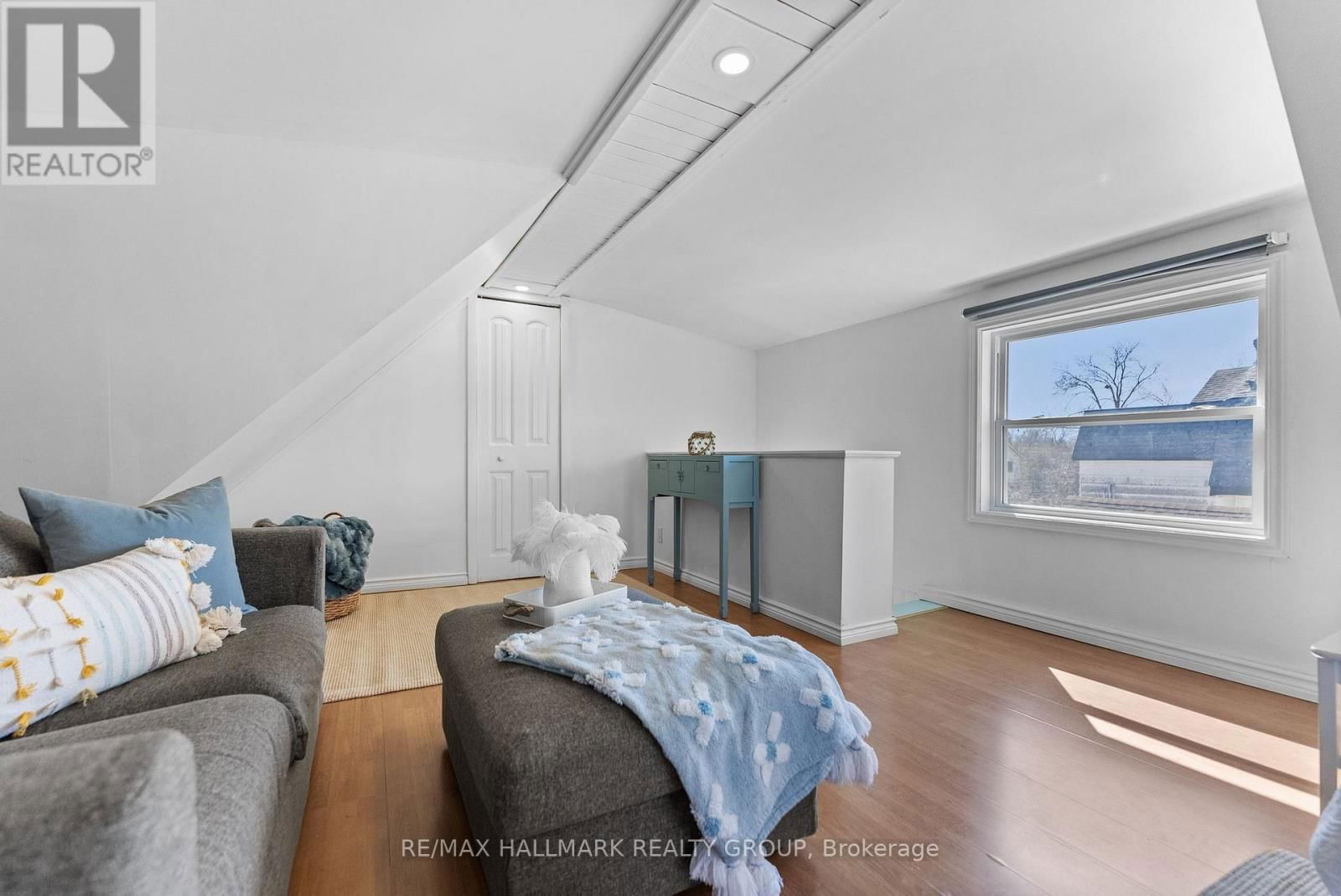 528 LOWER BYRON AVENUE Image 36
