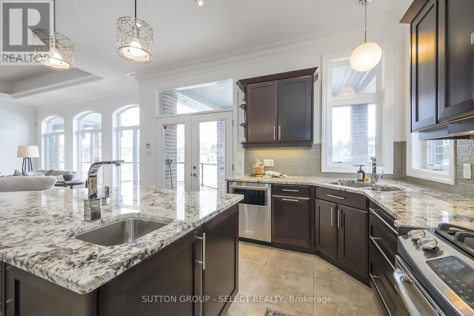 7071 CLAYTON WALK Image 12