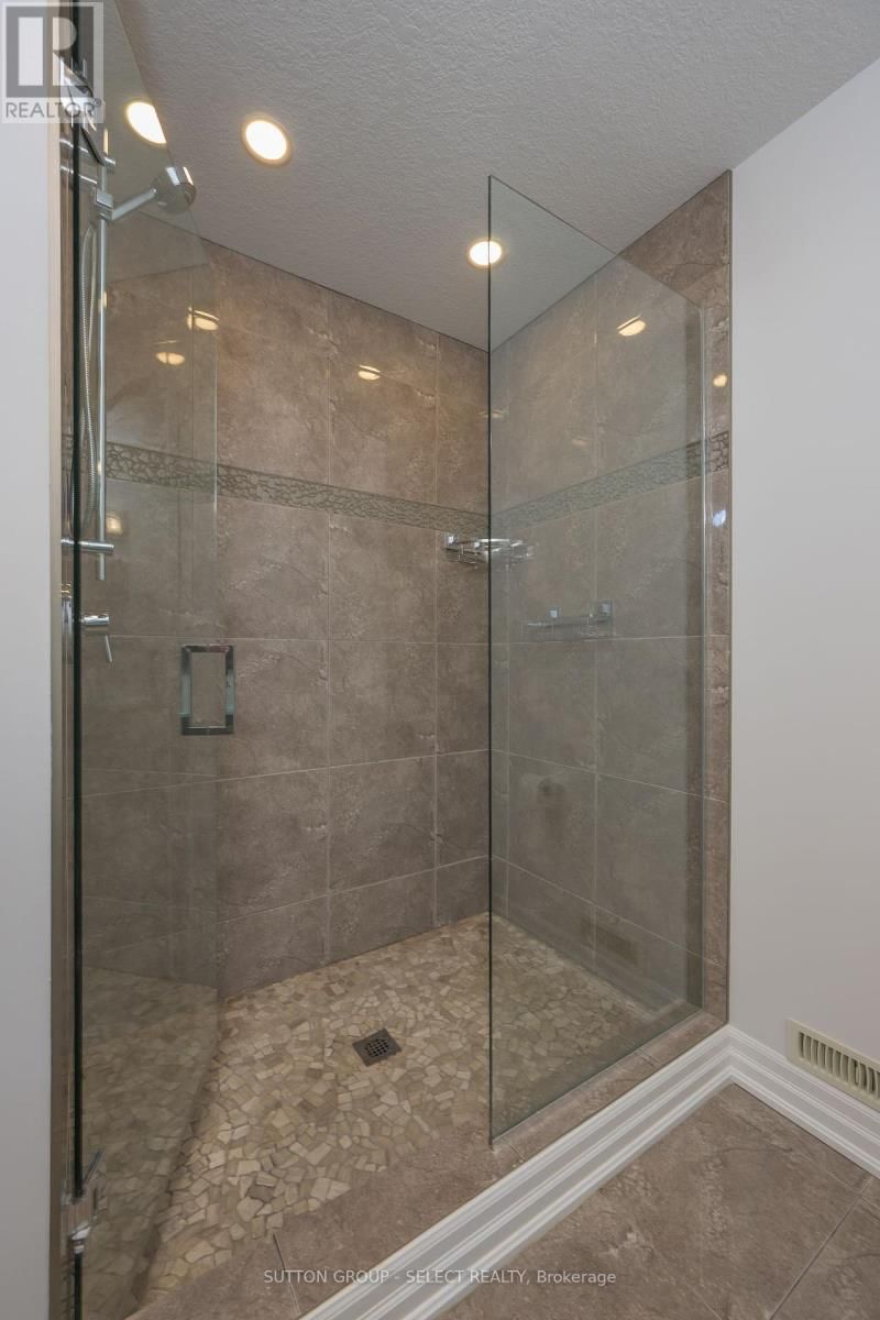 7071 CLAYTON WALK Image 29