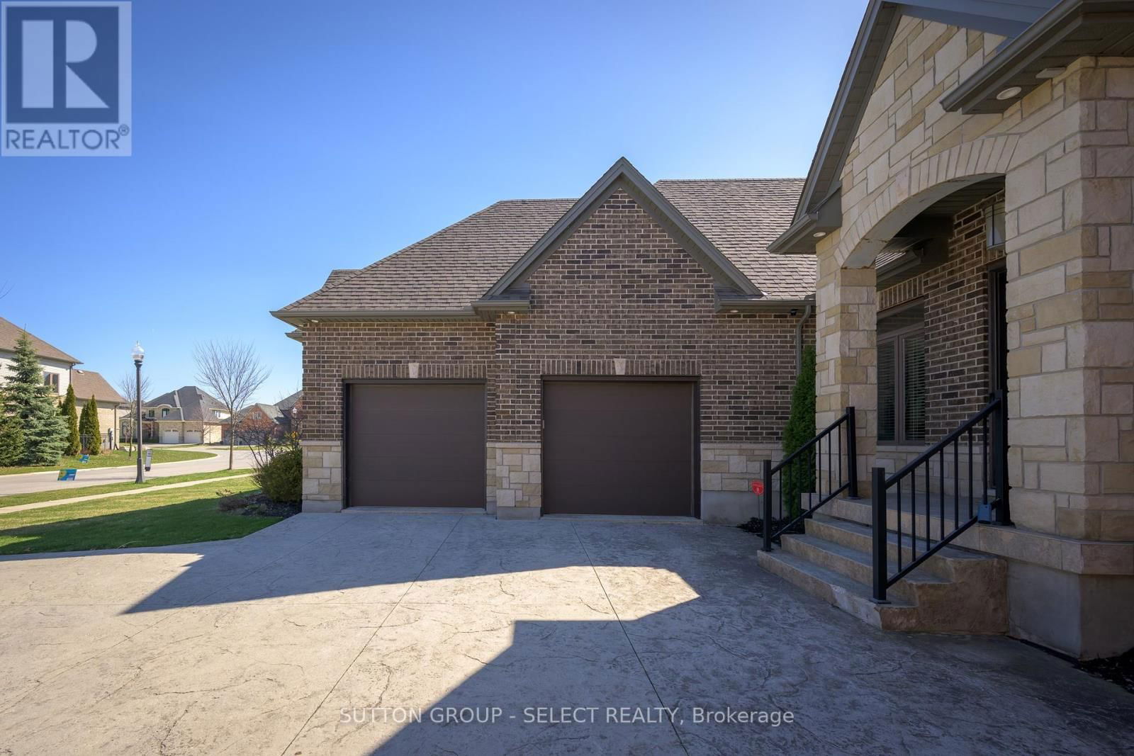 7071 CLAYTON WALK Image 39