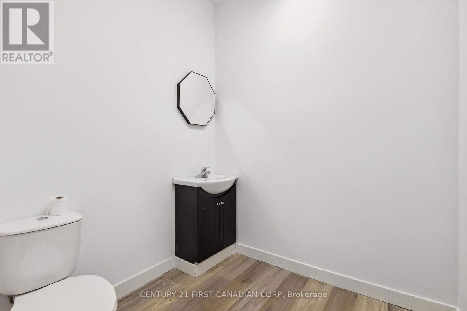 Unit 4 - 626 TALBOT STREET Image 8