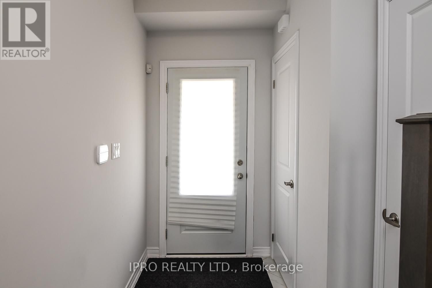 11 MOCKINGBIRD LANE EAST Image 4