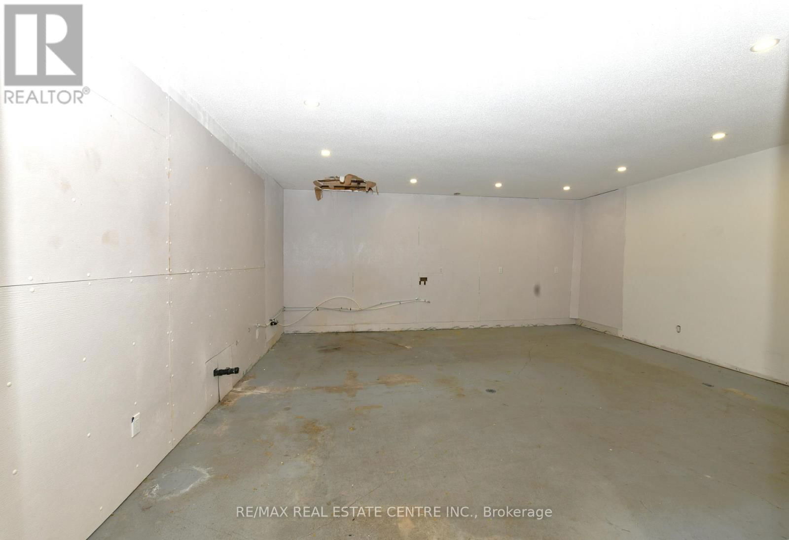 65 MAITLAND TERRACE Image 18