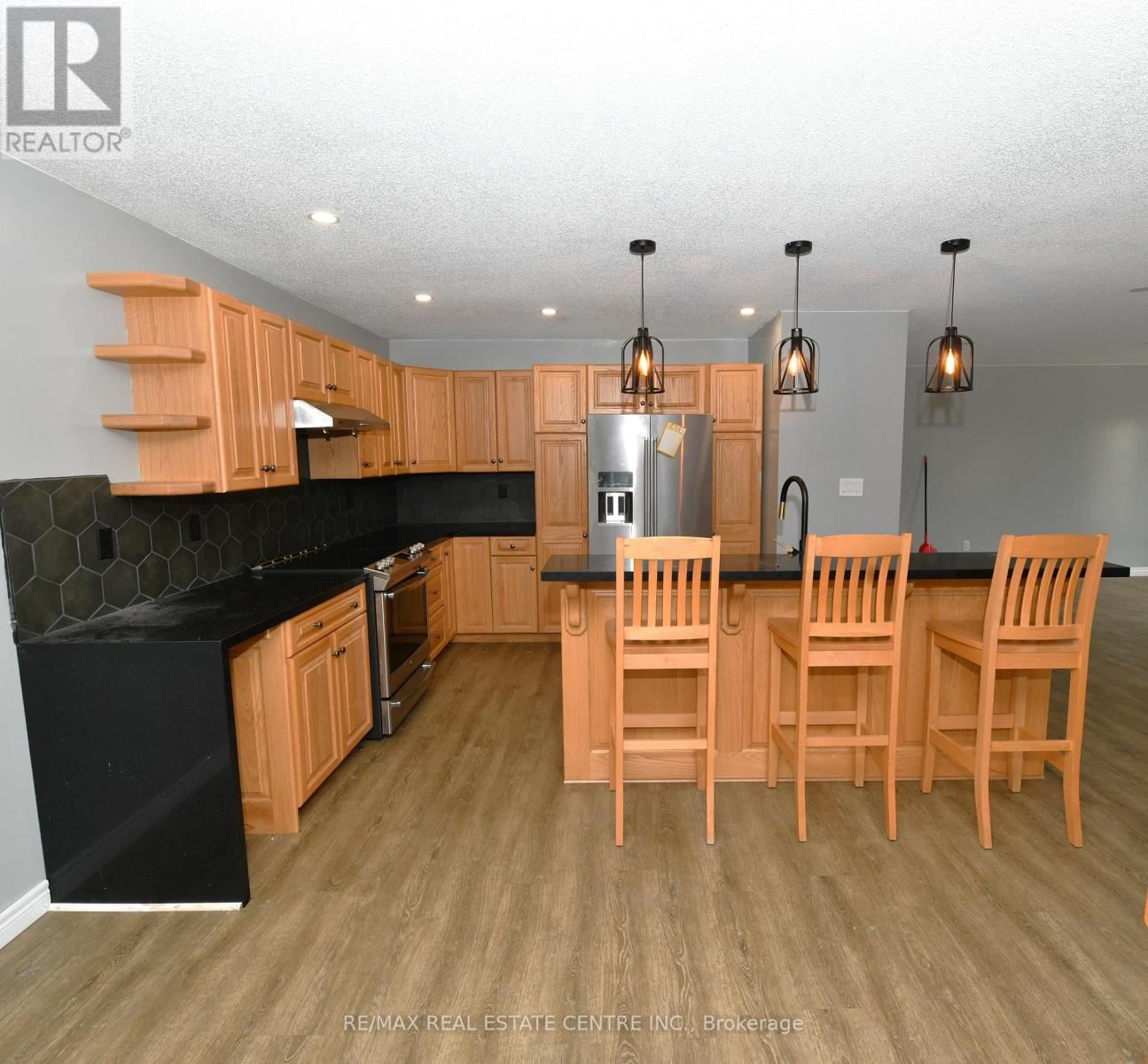 65 MAITLAND TERRACE Image 24