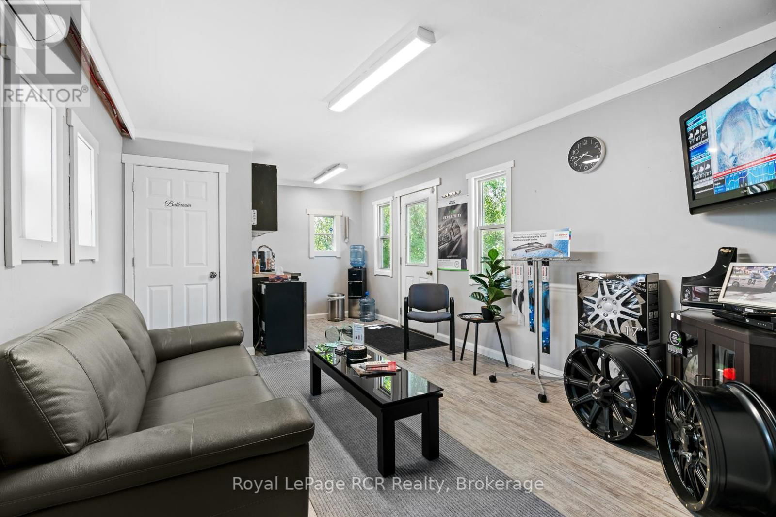 302769 DOUGLAS STREET Image 21