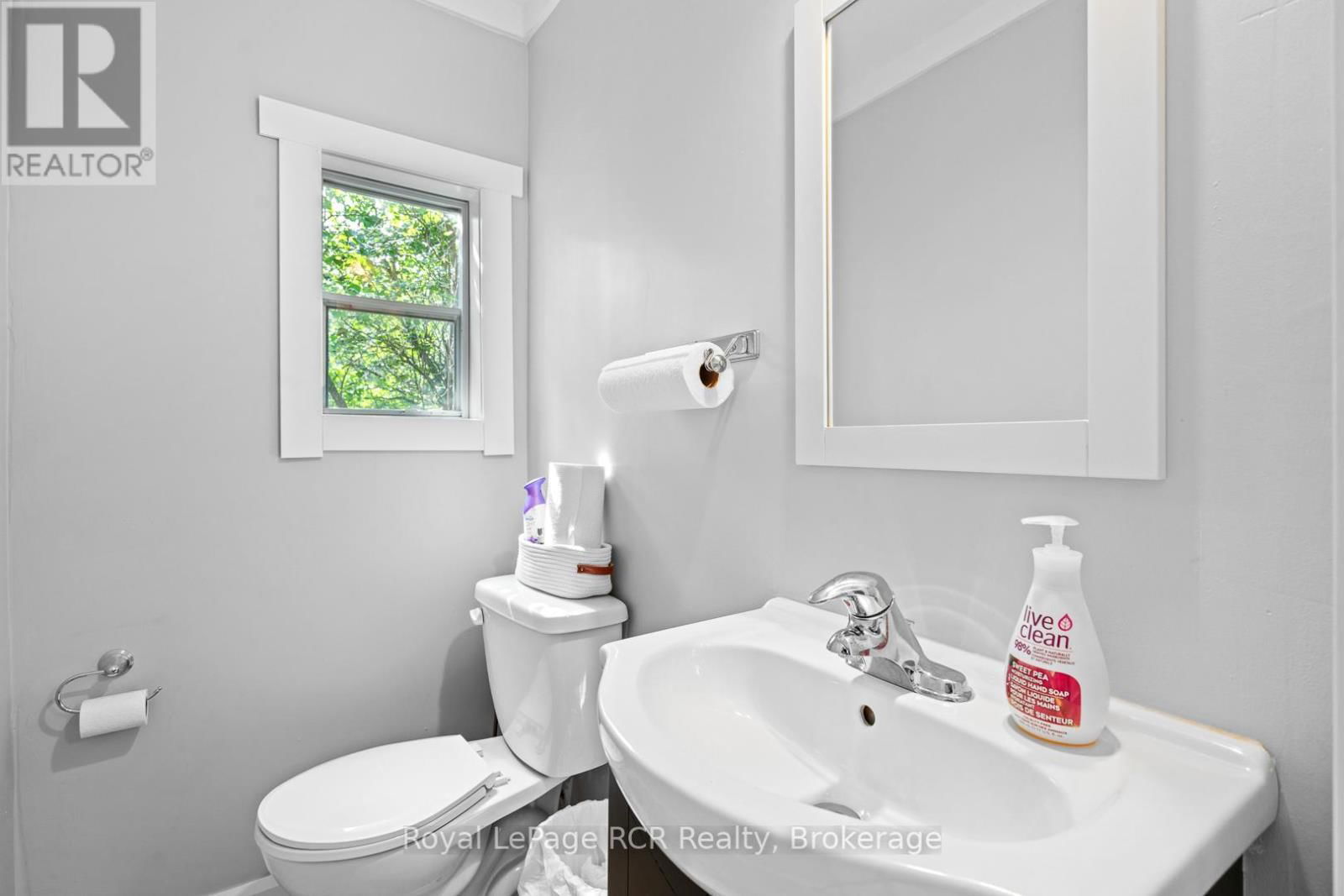302769 DOUGLAS STREET Image 23