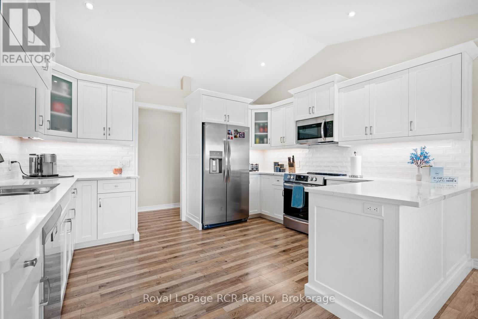 302769 DOUGLAS STREET Image 27