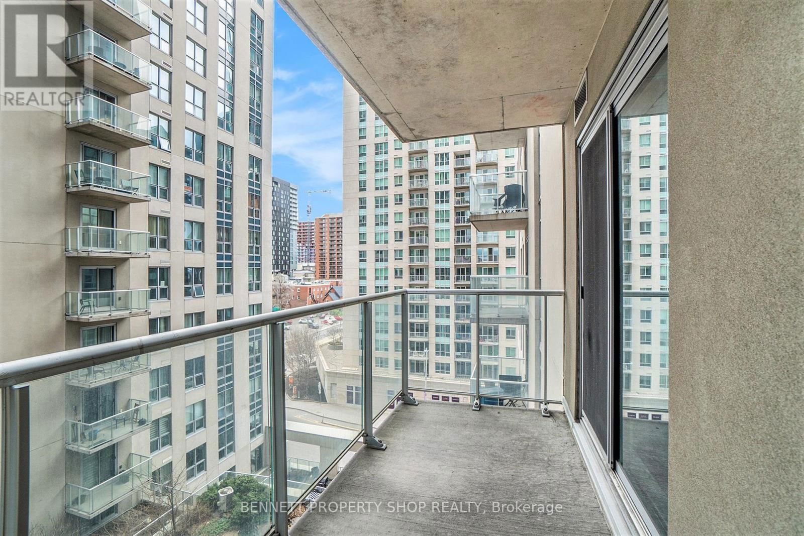 807 - 242 RIDEAU STREET Image 9
