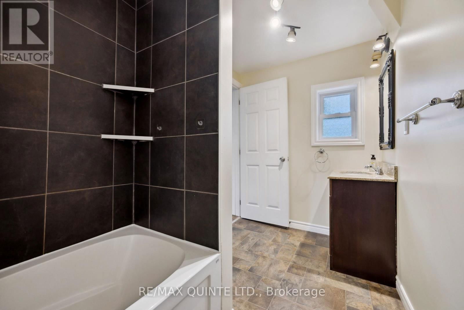 7 ELKS STREET Image 17