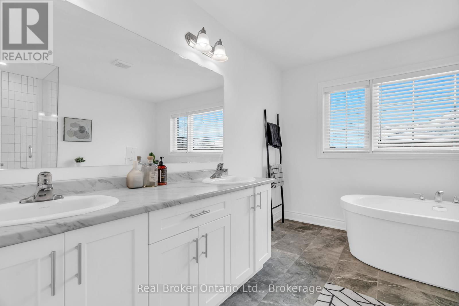 14 VENTURE WAY Image 32