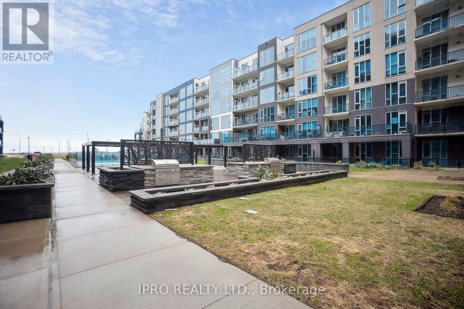 903 - 16 CONCORD PLACE Image 3