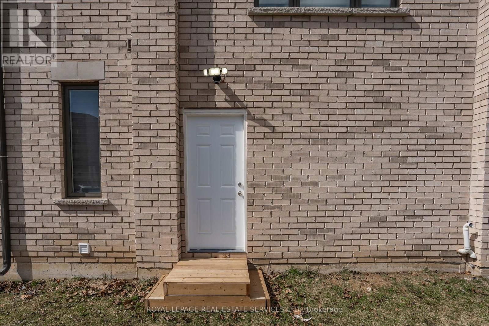 72 - 166 DEERPATH DRIVE Image 5