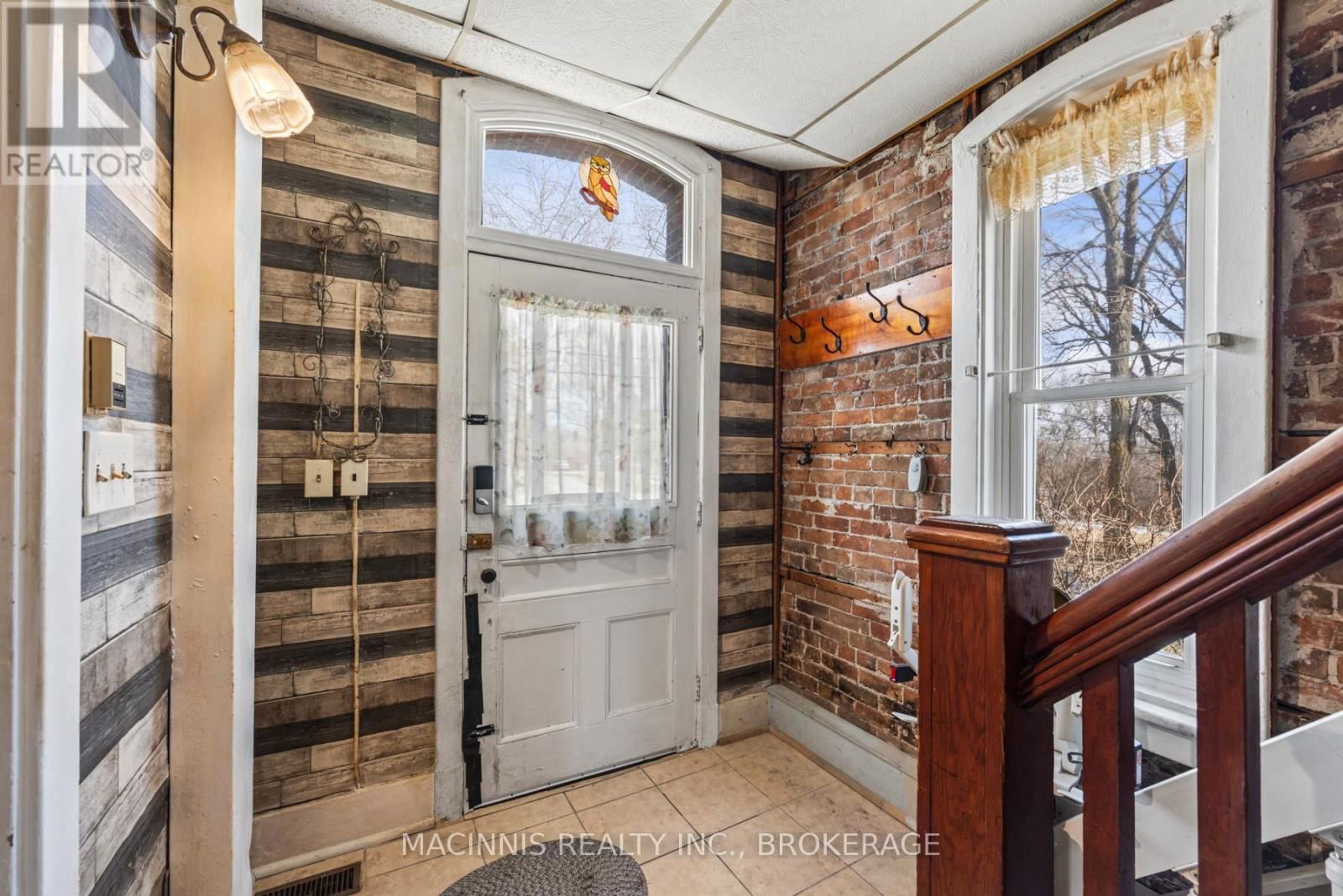 1037 MIDDLE ROAD Image 19