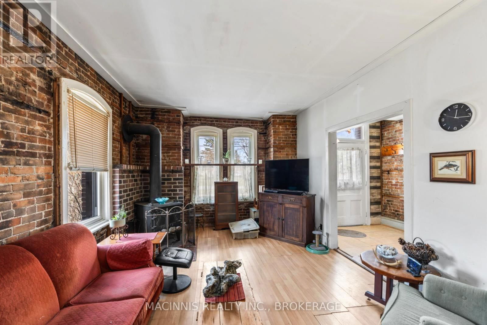 1037 MIDDLE ROAD Image 22
