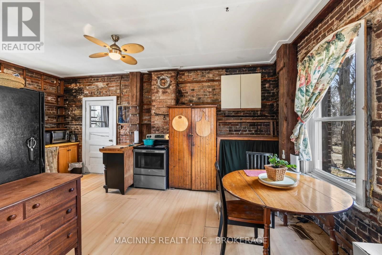 1037 MIDDLE ROAD Image 24