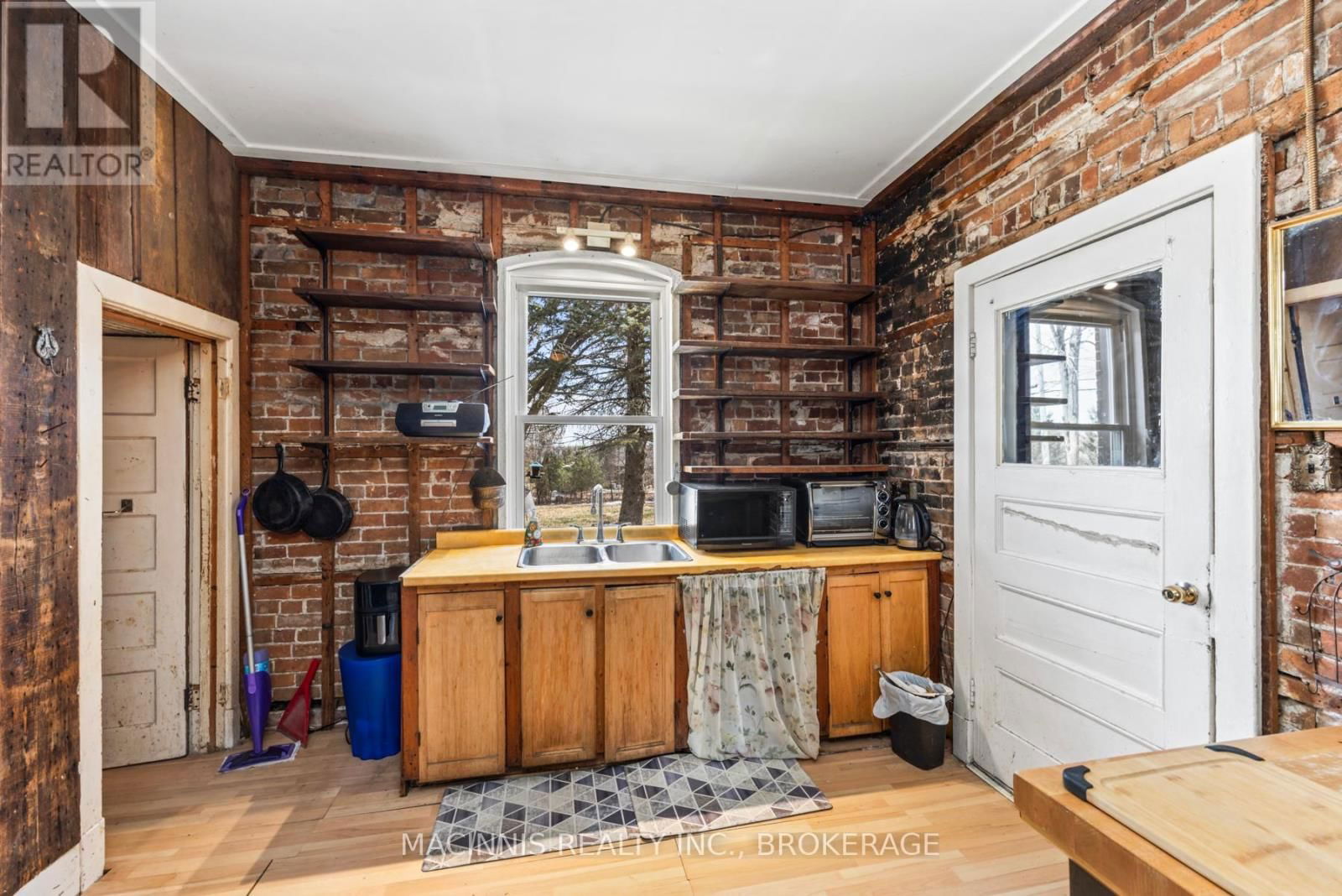 1037 MIDDLE ROAD Image 25