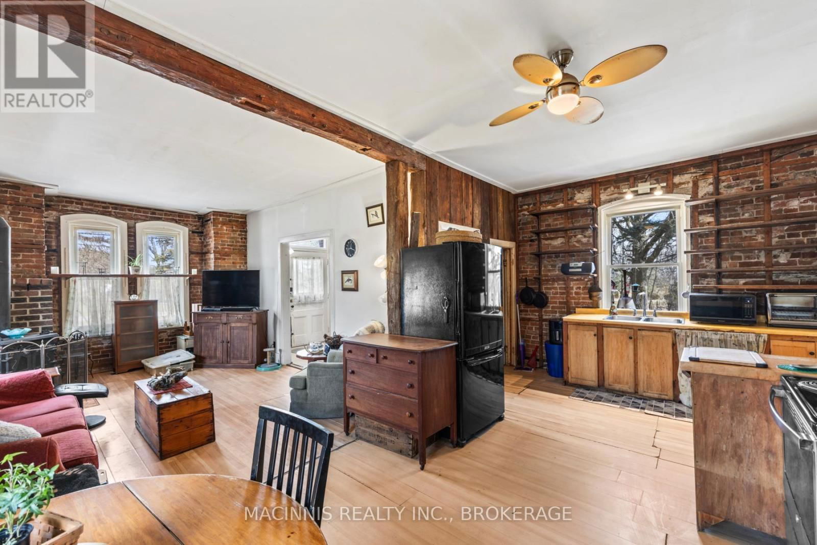 1037 MIDDLE ROAD Image 27