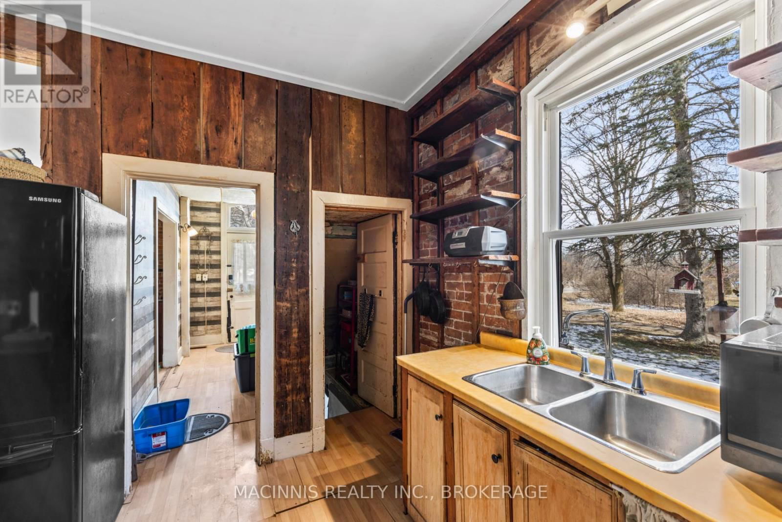 1037 MIDDLE ROAD Image 28