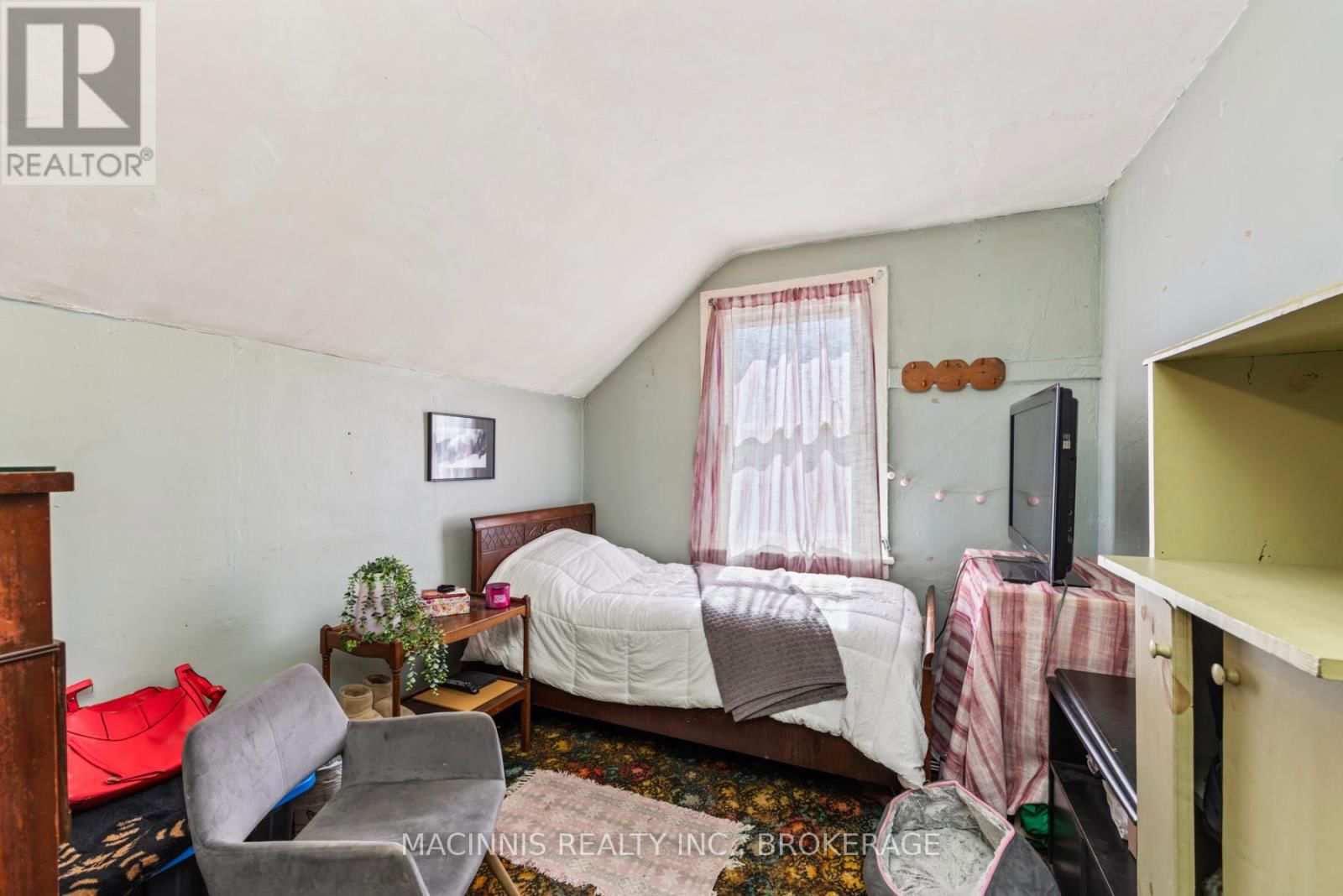1037 MIDDLE ROAD Image 29