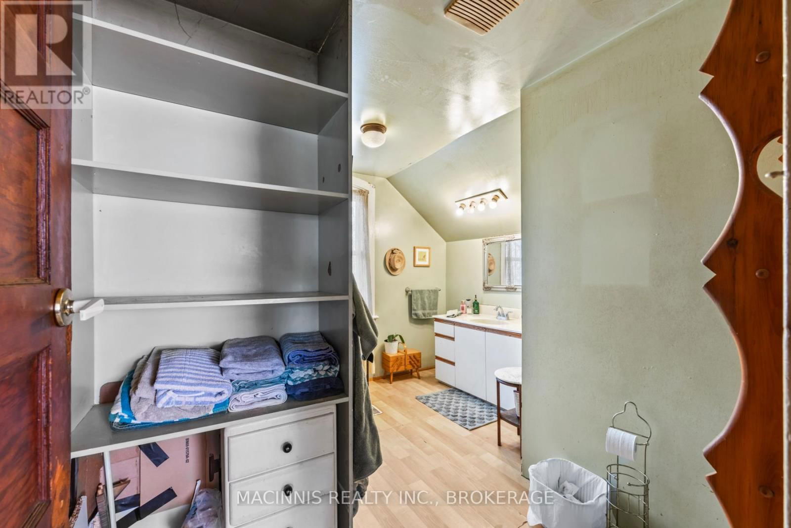1037 MIDDLE ROAD Image 30